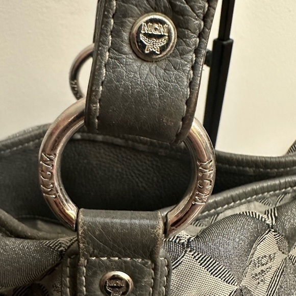 MCM DIAMOND PRINT GRAY TOTE/NYLON & LEATHER/ CLIP CLOSURE WITH MATCHING POUCH!! - Picture 6 of 16
